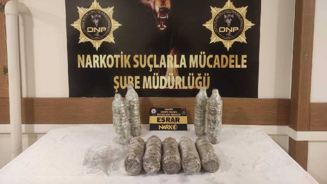 Otomobilin deposundan 3 kilogram uyuşturucu çıktı